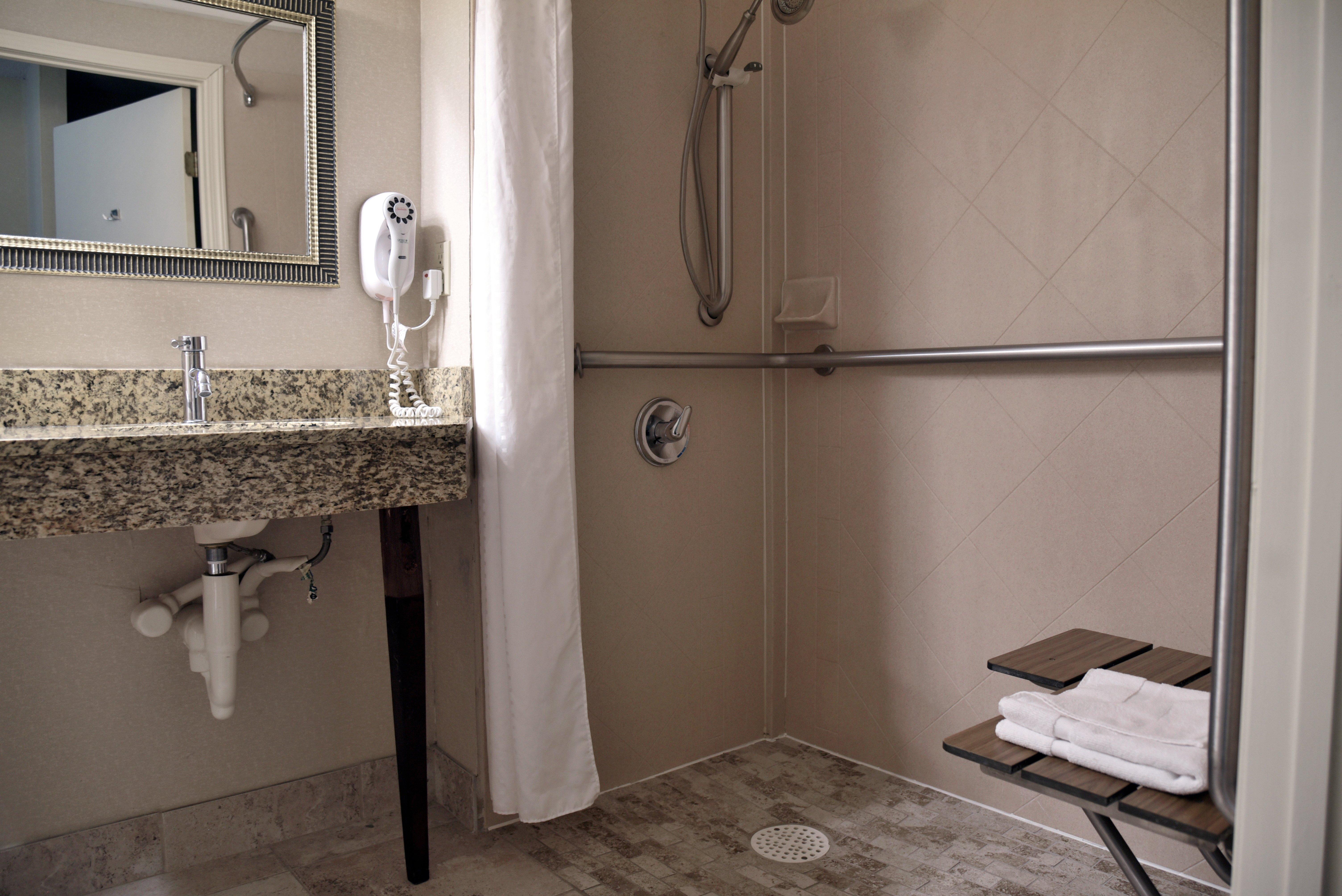Hotel Akron-west By Ihg Montrose