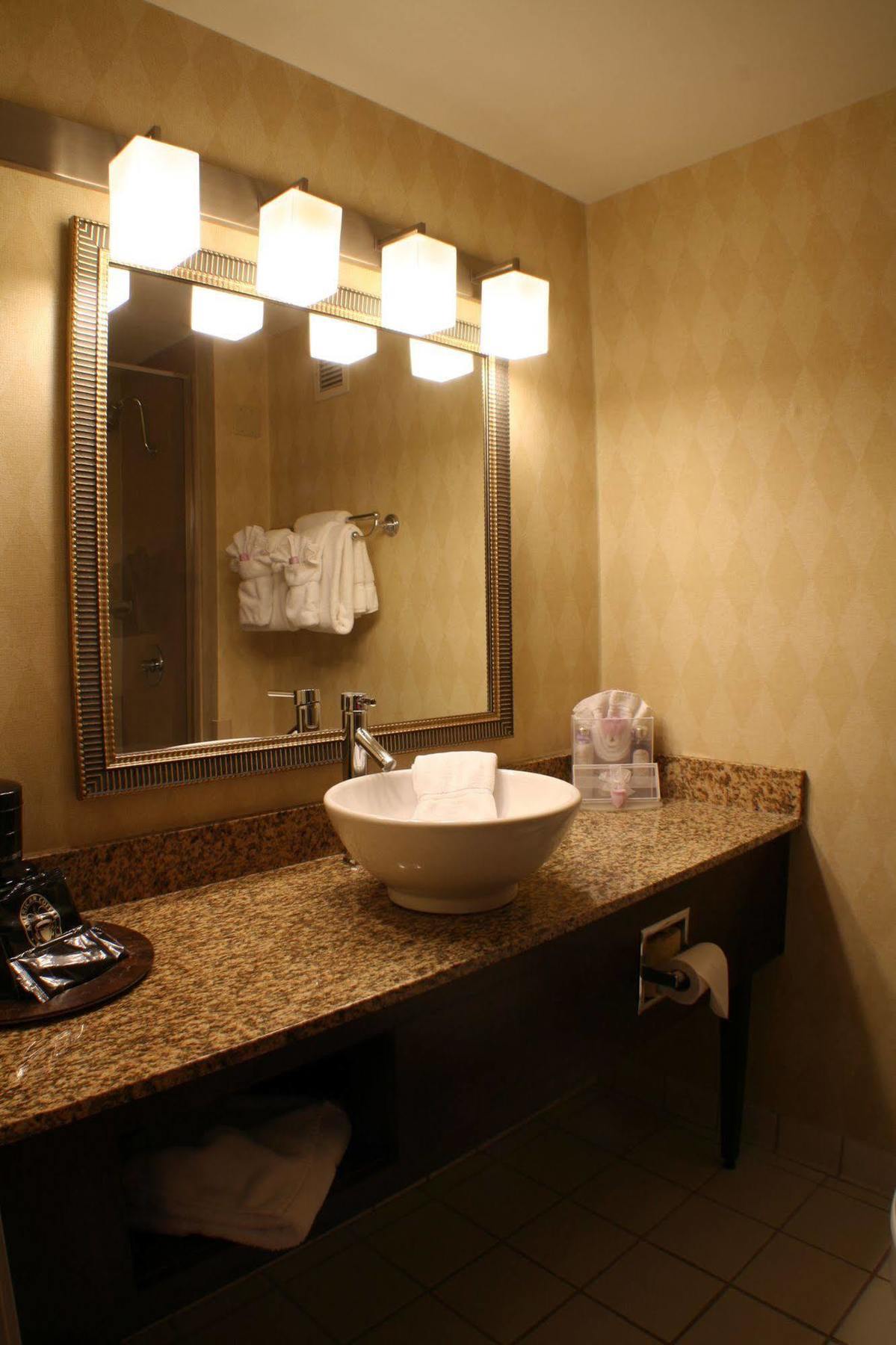 Hotel Akron-west By Ihg 3*