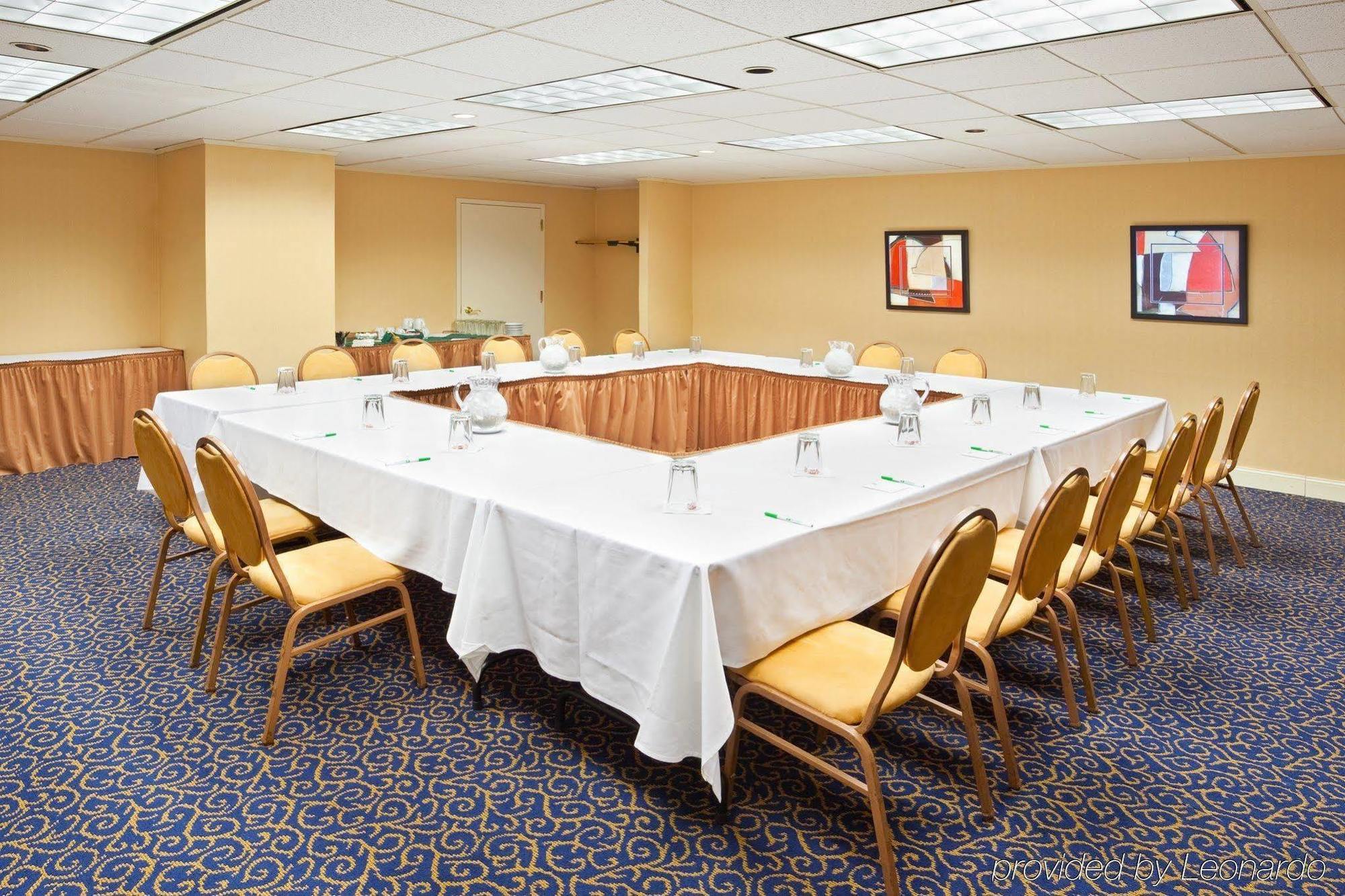 Akron-west By Ihg 3*